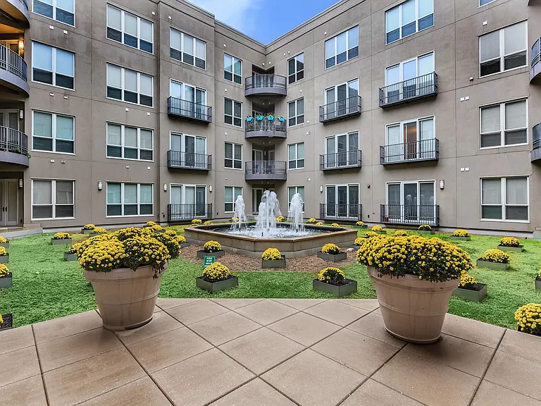 Maxwell Apartments — Photo 11