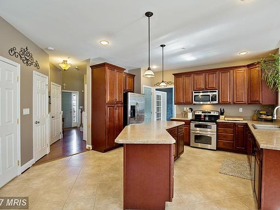 5th image of 1010 Glen Oak Ct