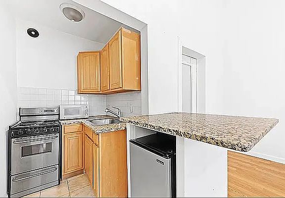 2nd image of 336 40th St #2R