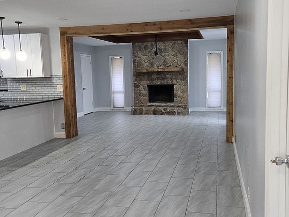 3rd image of 1107 Meadow Lark Ln