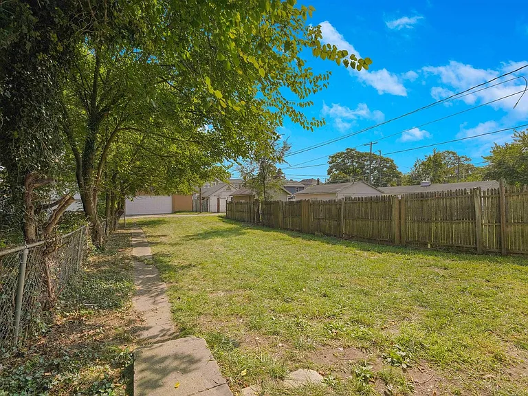 172 S Richardson Ave — Photo 24