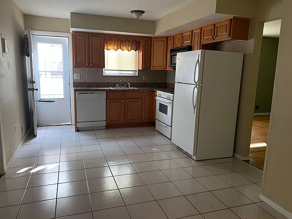2nd image of 423 Klondike Ave #1