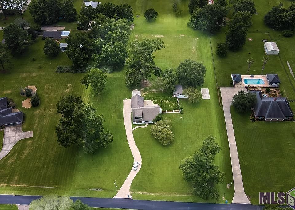 1st image of 7849 Robin Dr