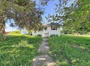17368 214th St, Davenport, IA 52807