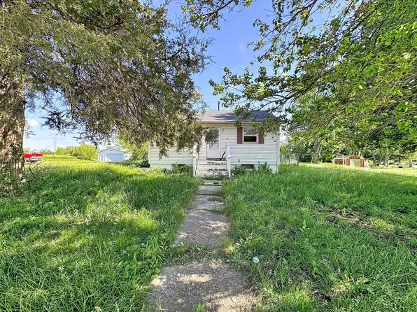 17368 214th St, Davenport, IA 52807
