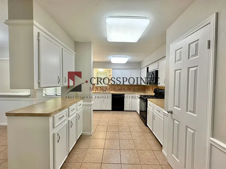 2448 Holly Ln — Photo 11