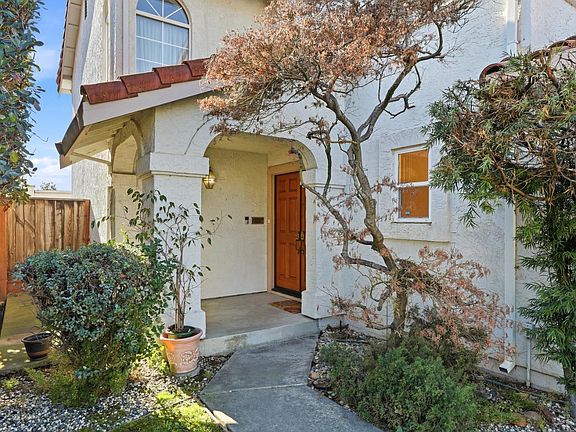 4th image of 979 Sandalridge Court