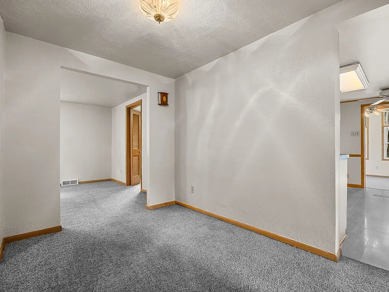 3401 Seneca Ave — Photo 21