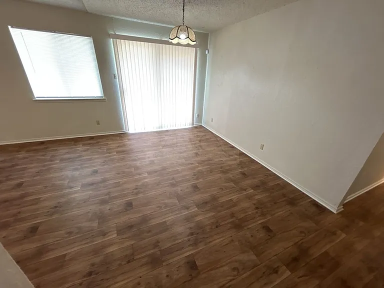 2108 Carousel Dr — Photo 9