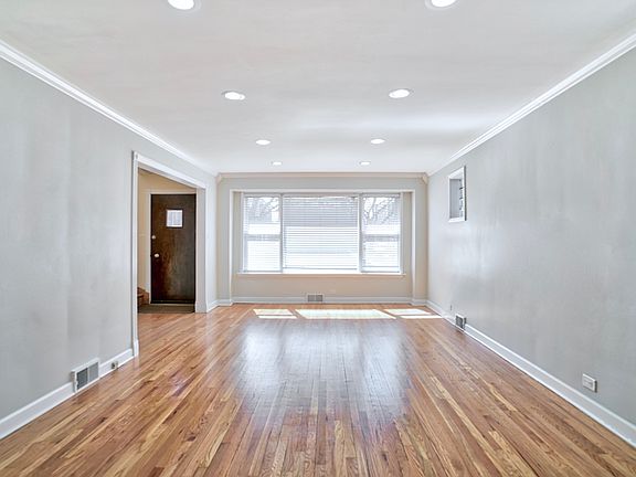 2nd image of 2658 W Farragut Ave
