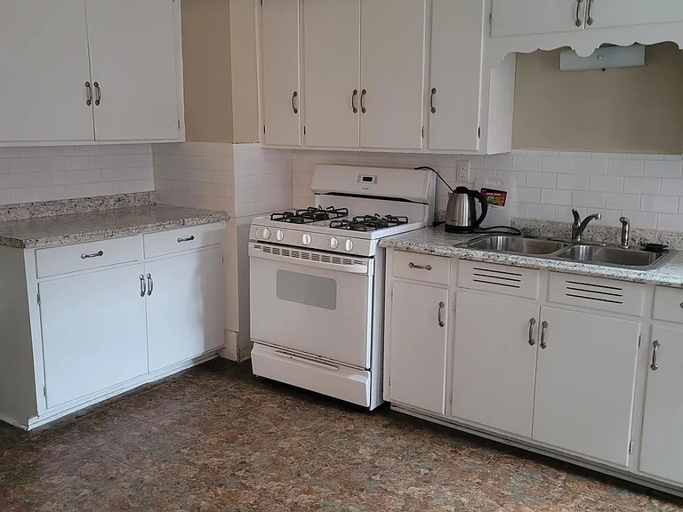446 W 7th St — Photo 15