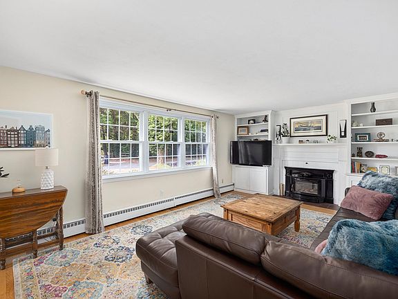 Living room, plenty of sunlight