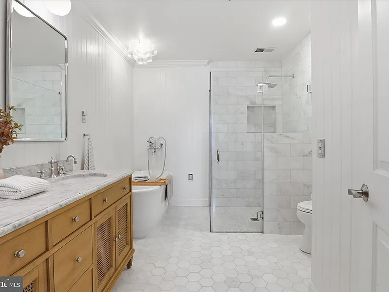 301 S Henry St — Photo 22