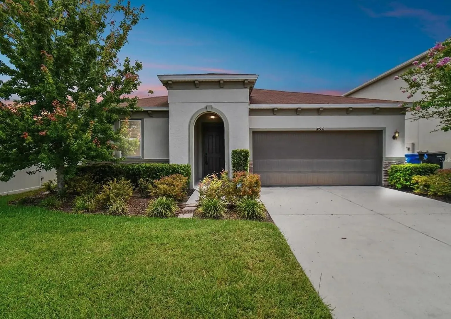 4 bed, 1978 sqft, $2,900 — Photo 1
