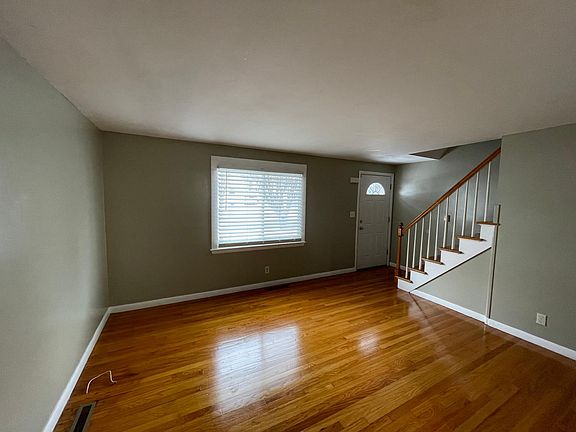 3rd image of 407 Dakin St