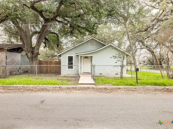 623 Hopkins St, Gonzales, TX 78629