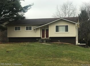 1760 Old Plank Rd, Milford, MI 48381