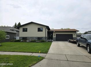 305 Windward Hills Ave, Grand Forks, ND 58201