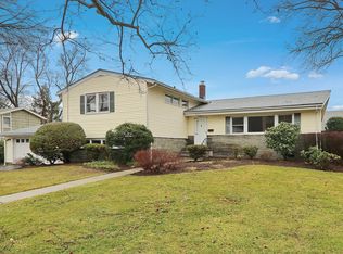 1213 Wyoming Dr, Mountainside, NJ 07092