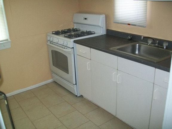 3rd image of 450 Robinson Dr