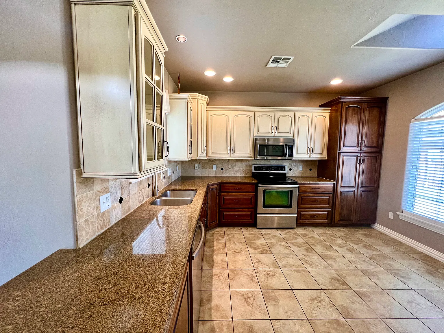 3 bed, 1977 sqft, $1,950 — Photo 4