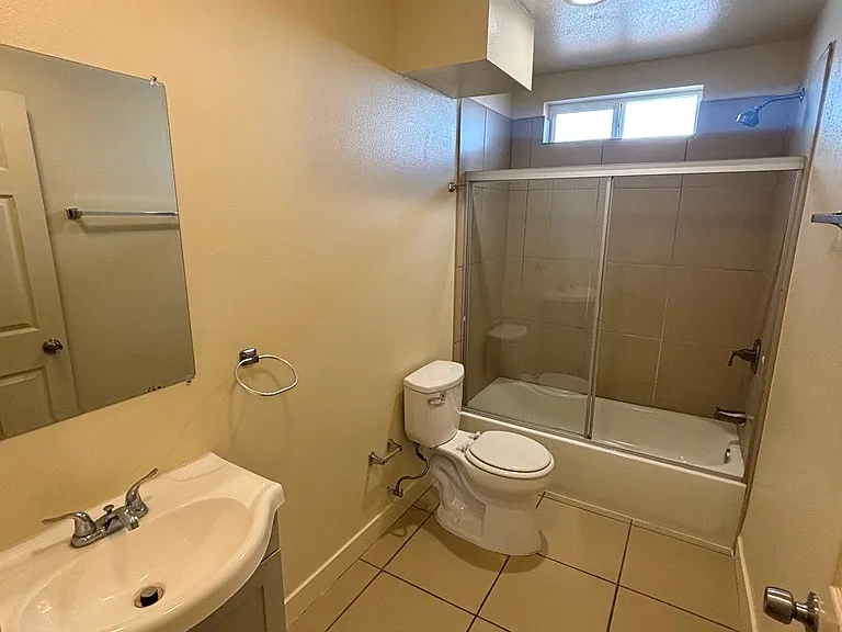 631 1/2 E 116th Pl — Photo 17