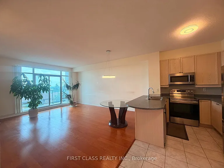 11121 Yonge St #422 — Photo 7