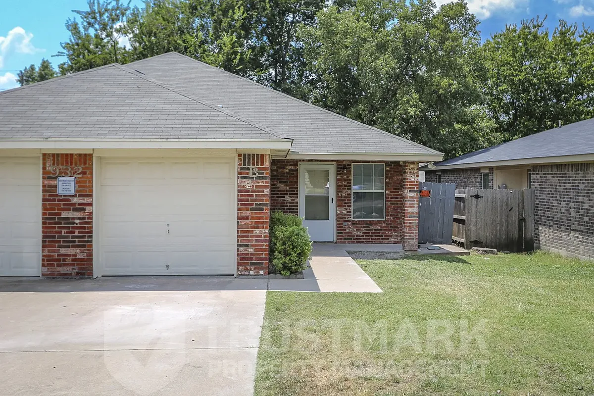 Building Photo - 932 Maplewood St #B