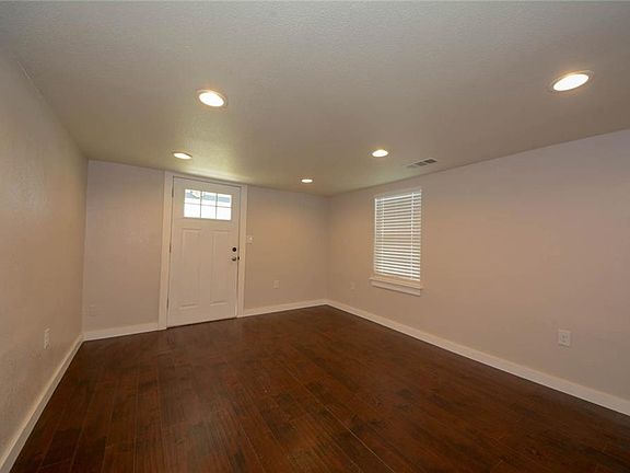 3rd image of 402 S Texas St
