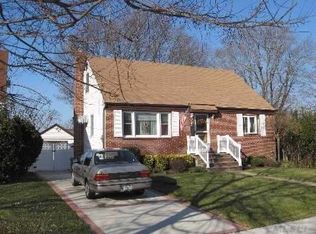 2142 Pine St, Wantagh, NY 11793