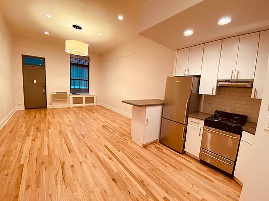 Rented by Metropolis Real Estate of Manhattan | media 11