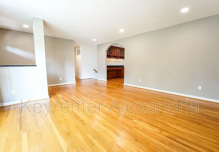 906 Neal Dr — Photo 7