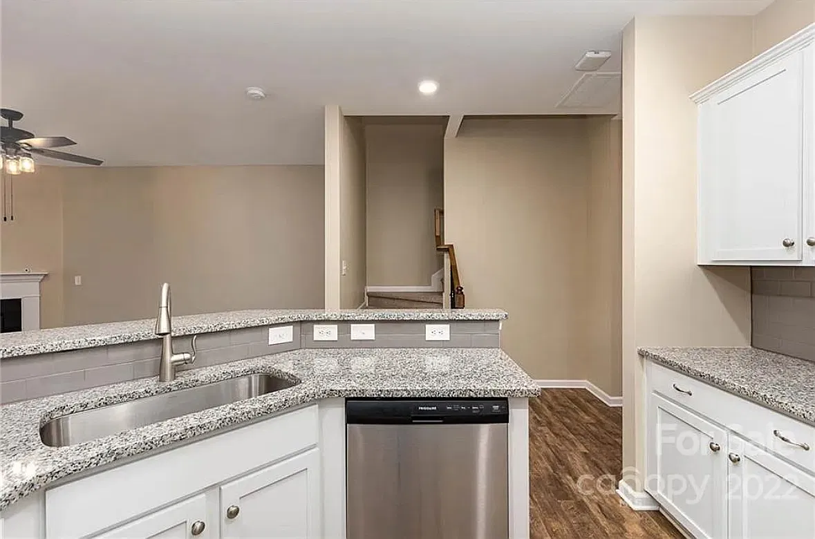 3 bed, 2.5 bath, 1700 sqft, $2,800 — Photo 4