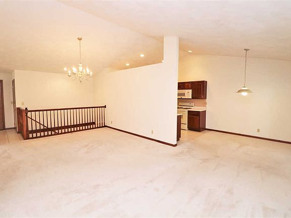 3rd image of 1266 N Crest Dr
