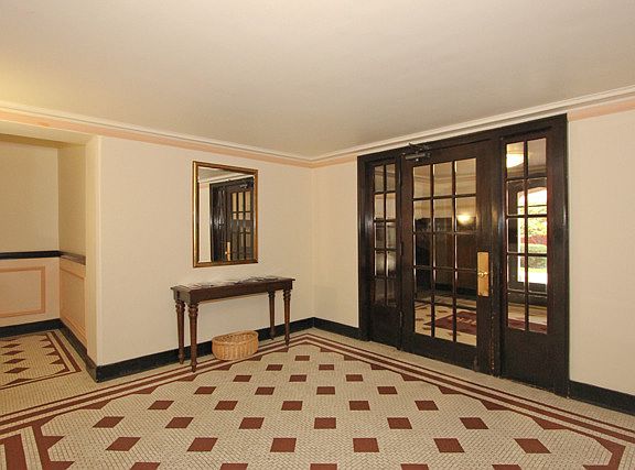 2nd image of 208 N Oak Park Ave APT 2JJ