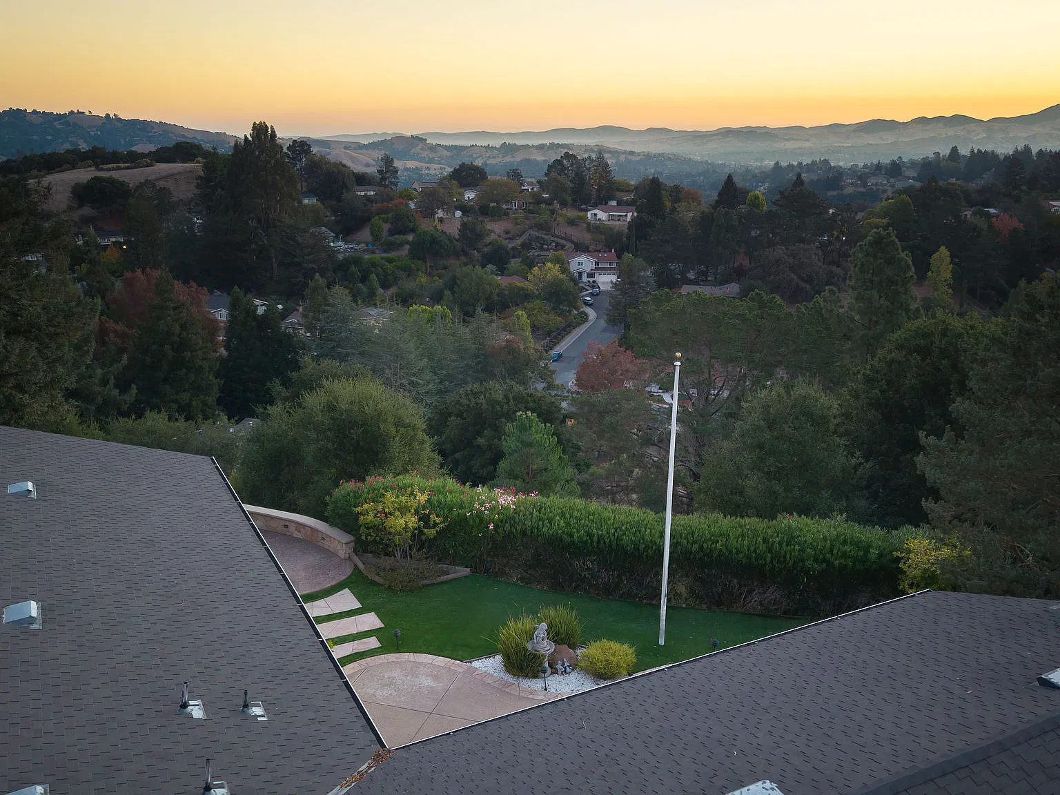 4 bed, 2.5 bath, 2200 sqft, $7,000 — Photo 4