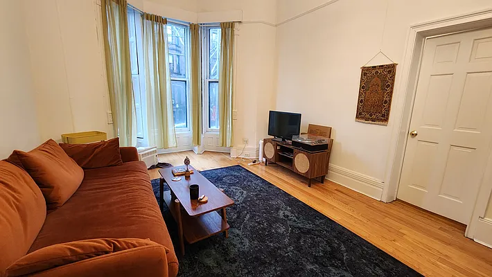 Rented by Metropolitan Realty | media 3