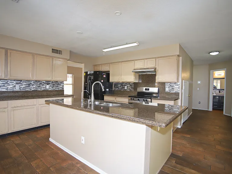 842 N Naples Dr — Photo 14
