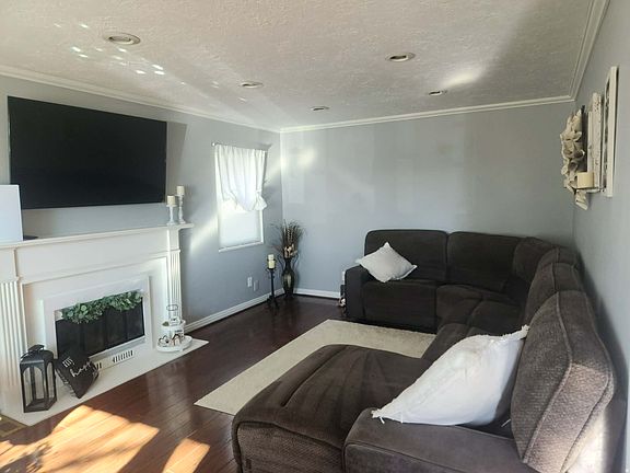 3rd image of 835 Essex Cir