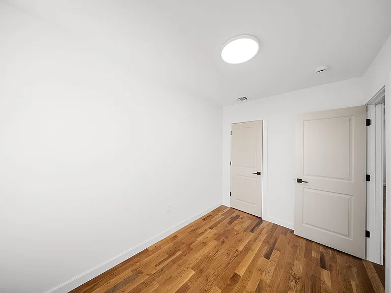 319 William St #2-0904 — Photo 10