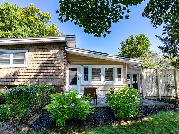 3rd image of 114 Meadow View Ct
