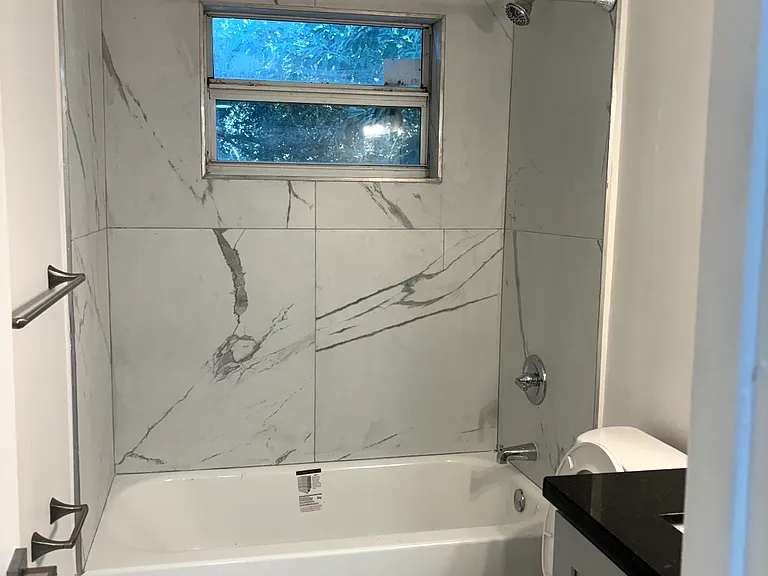 1040 SW 4th St #4 — Photo 5