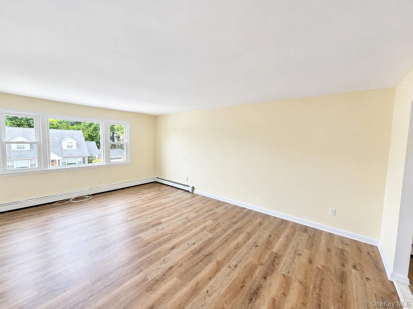 3 bed, 1.0 bath, 1400 sqft, $4,200 — Photo 2