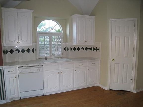 4th image of 1406 Oxford Dr