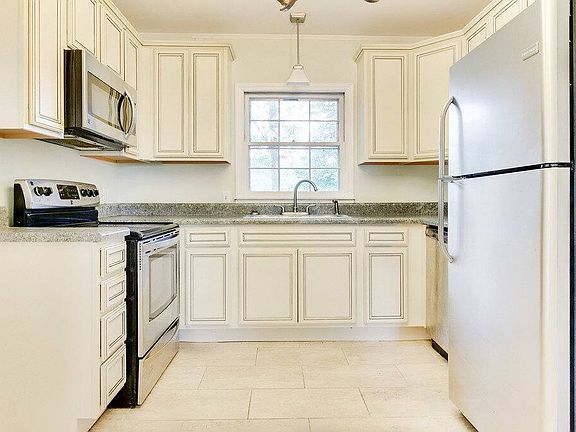 5th image of 827 Glendora Dr