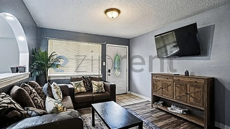 3 bed, 1240 sqft, $2,200 — Photo 2