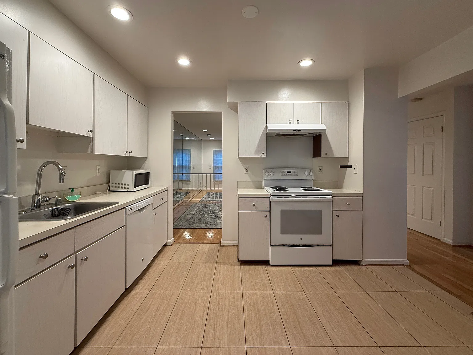 3 bed, 2622 sqft, $4,000 — Photo 4