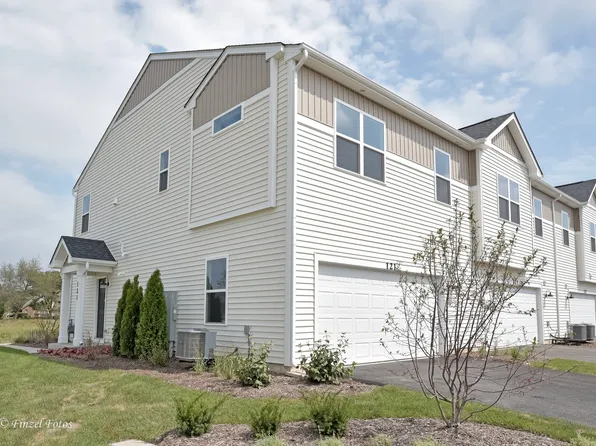 121 Kingsport Dr, South Elgin, IL 60177