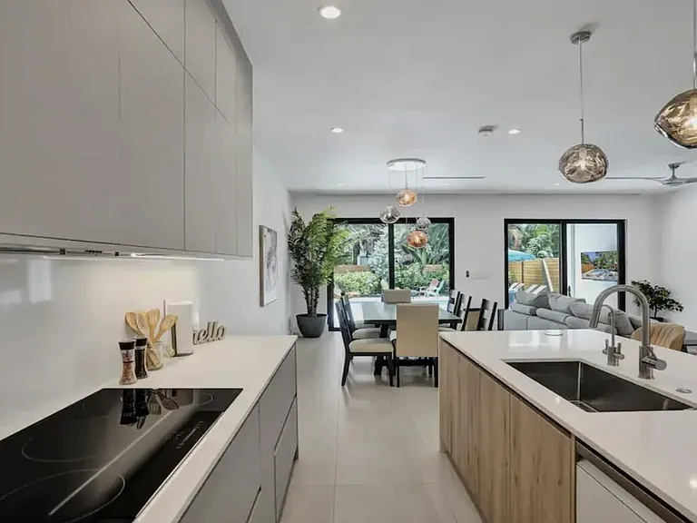 828 SW 16th St — Photo 6
