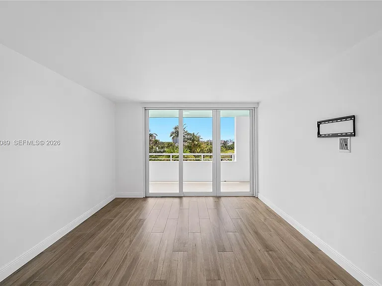 400 S Pointe Dr #409 — Photo 23